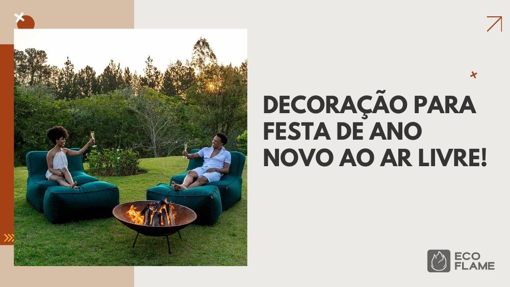 Banner promocional destacando decoração para festa de Ano Novo ao ar livre, com casal brindando em puffs e fogueira ao centro, transmitindo elegância..